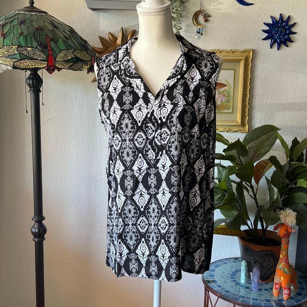 Joseph A Size Medium Black & White Womens sleeveless blouse